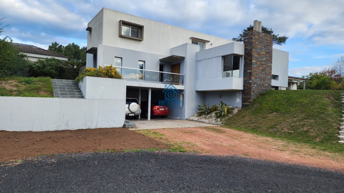 VENTA CASA 4 DORMITORIOS EN BARRIO PRIVADO PUNTA DEL ESTE 