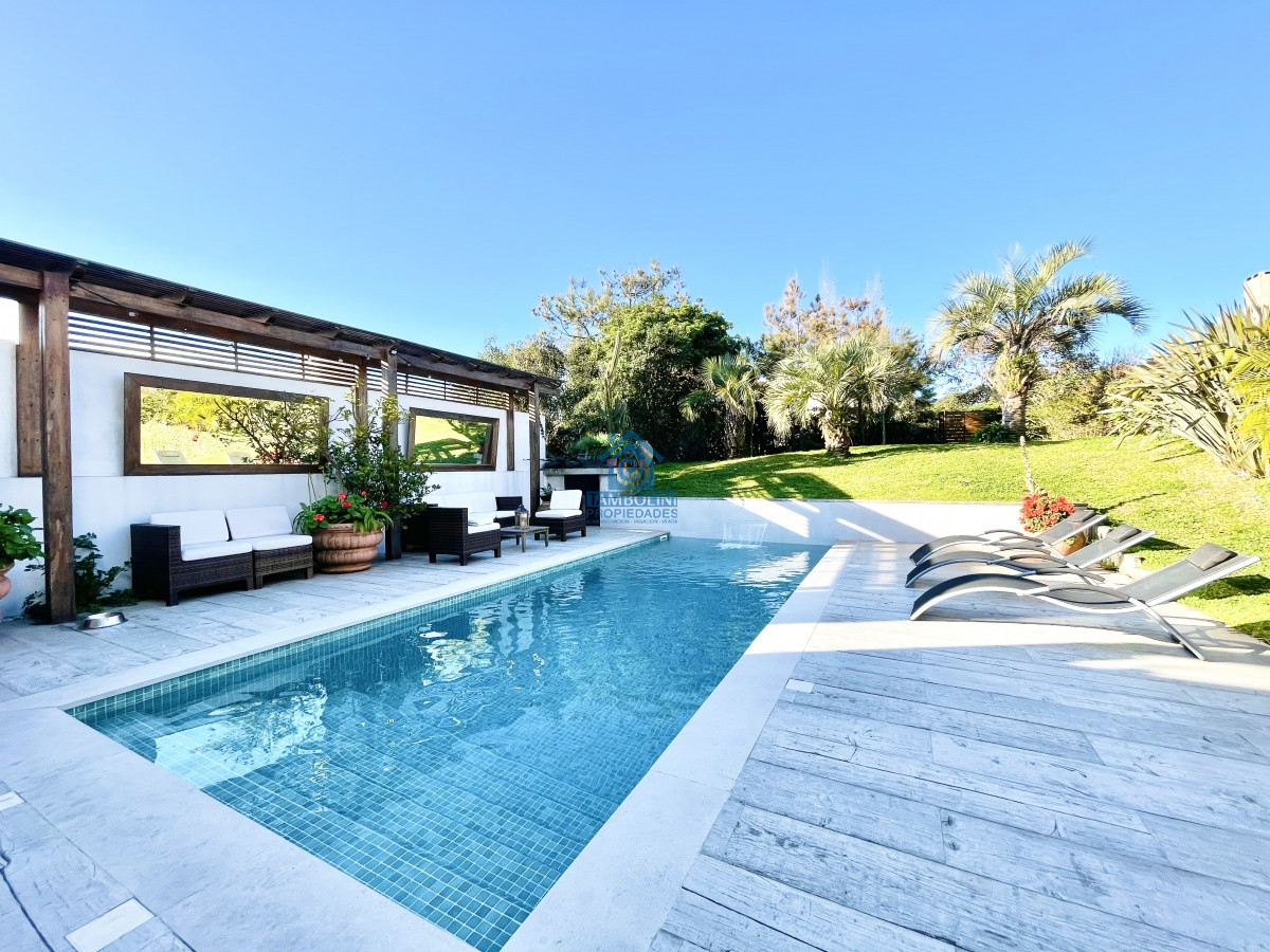 Moderna Casa de 5 Dormitorios y Piscina Climatizada Frente a Playa Mansa - Punta del Este