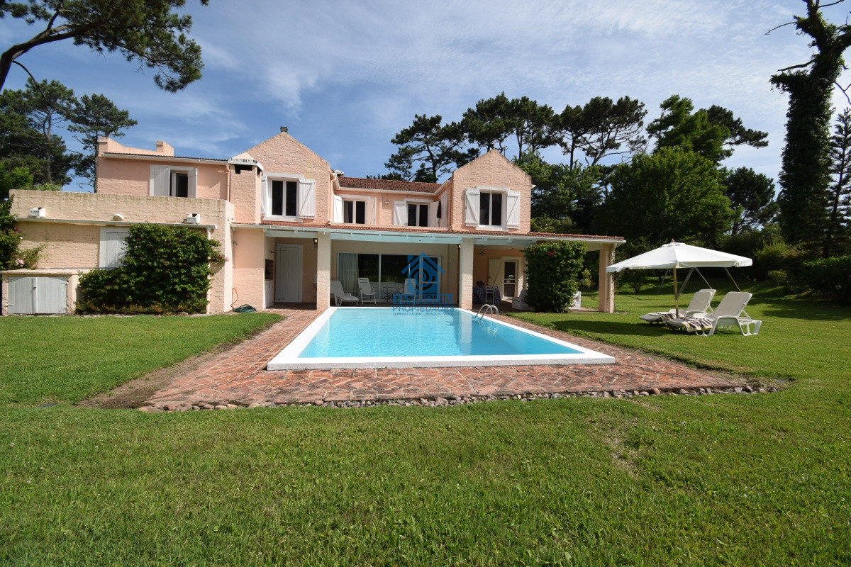 Excelente Casa de 4 Dormitorios en Playa Brava, Punta del Este