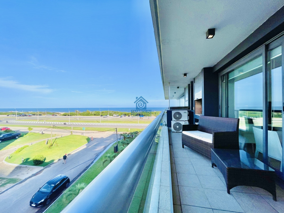 Apartamento de 2 Dormitorios y Parrillero Frente a Playa Brava, Punta del Este