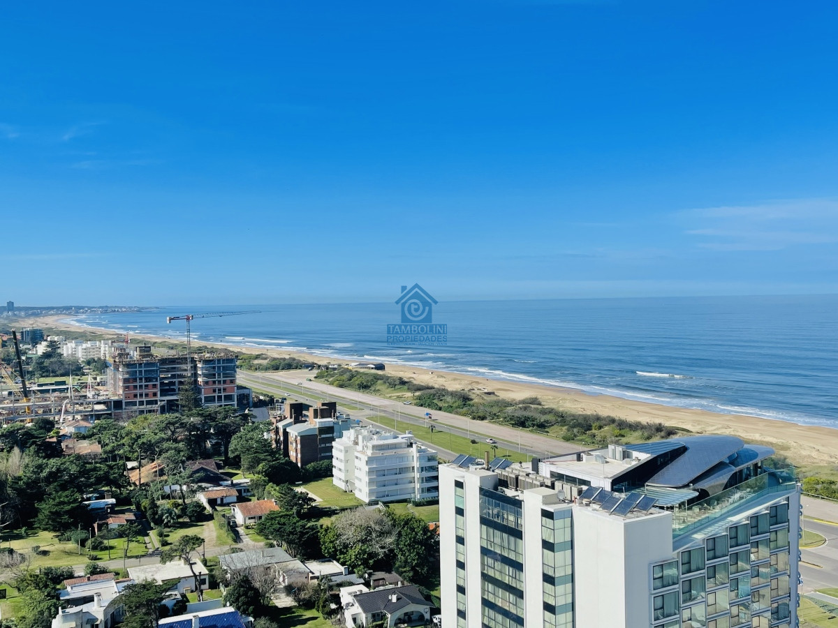 Apartamento con Vista al Mar de 3 Dormitorios y Dependencia + Parrillero en Playa Brava, Punta del Este 